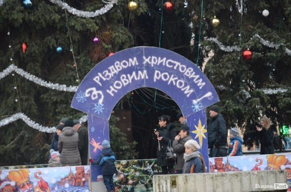 У Луцьку запалили новорічну ялинку. ФОТО