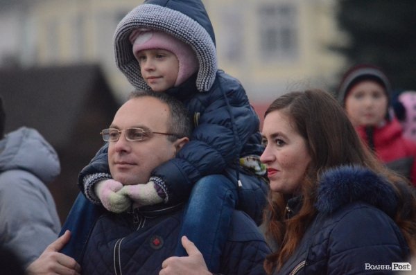 У Луцьку запалили новорічну ялинку. ФОТО