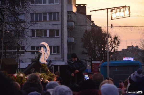 У Луцьку запалили новорічну ялинку. ФОТО