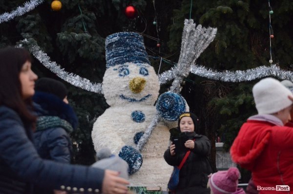 У Луцьку запалили новорічну ялинку. ФОТО