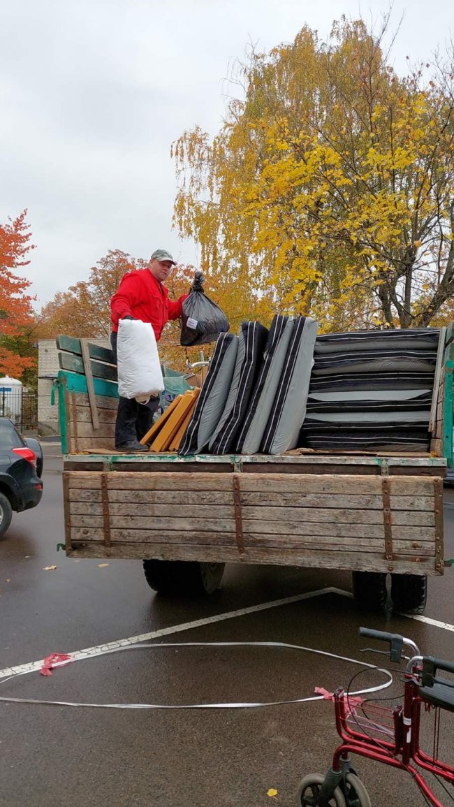 Ліжка, ходунці, інвалідні візки: у Луцьку міську клінічну лікарню передали допомогу. ФОТО