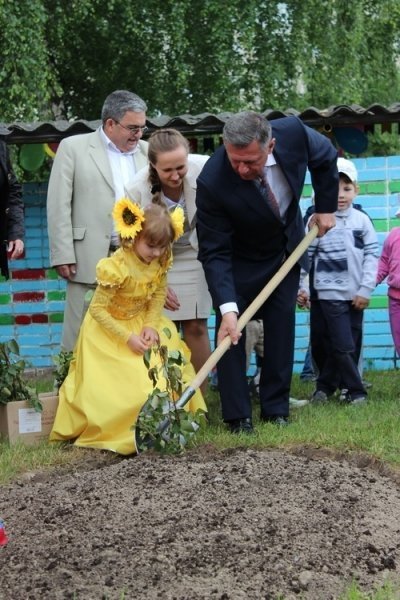 Мер Луцька з дітьми садив квіти. ФОТО