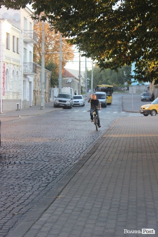 Луцьких чиновників привчали їздити на велосипеді. ФОТО