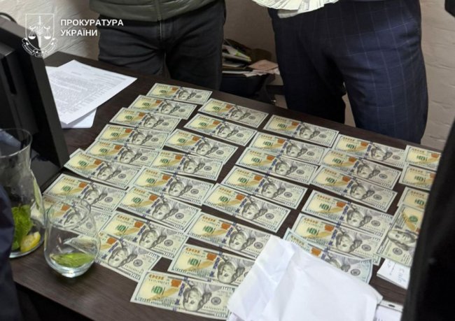  тисяч - за документи для видобутку надр: спійманому на хабарі посадовцю Луцької міськради оголосили підозру
