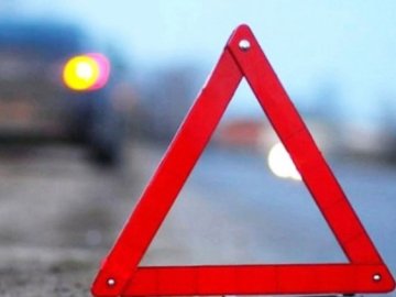 У Луцьку водійка Mercedes збила чоловіка: у постраждалого – переломи кінцівок