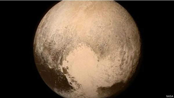 NASA опублікувала нові детальні фото Плутона і Харона