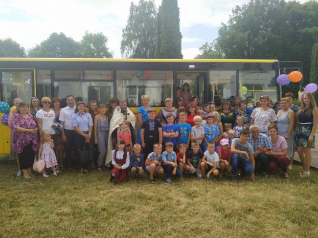 Сільська школа на Волині отримала новий автобус