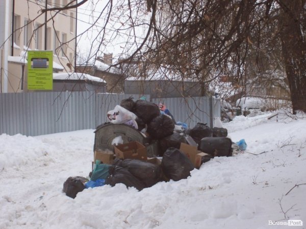 Через сніг з Луцька не встигають вивозити сміття. ФОТО