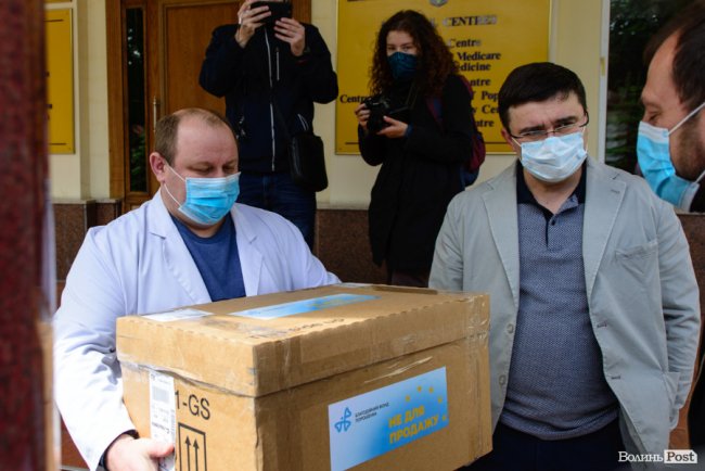 Дві волинські лікарні отримали 1400 швейцарських ІФА-тестів, що визначають антитіла до COVID-19. ФОТО