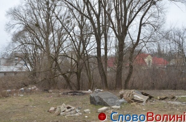 У Луцьку на «чистку» зон біля водойм виділили 600 тисяч гривень. ФОТО