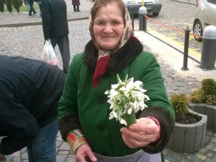 Квіти замість спокою: луцькі пенсіонерки змушені торгувати на зупинках через мізерні пенсії