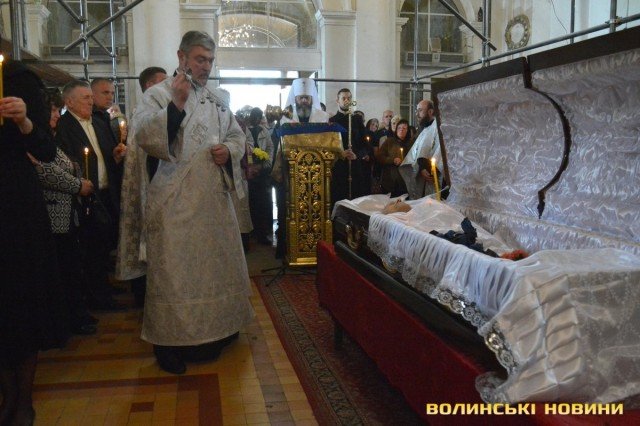 У Луцьку сотні людей прийшли попрощатися з відомим забудовником Віктором Чорнухою. ФОТО