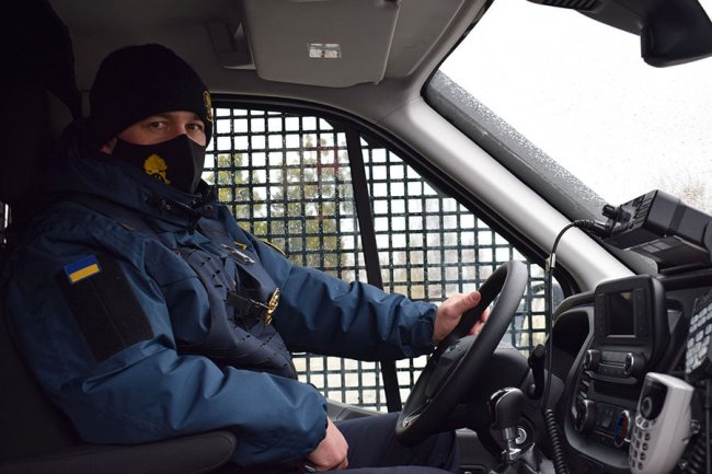 Луцькі нацгвардійці патрулюють вулиці міста на новому спецавто. ФОТО
