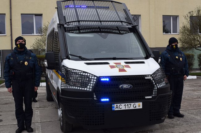 Луцькі нацгвардійці патрулюють вулиці міста на новому спецавто. ФОТО