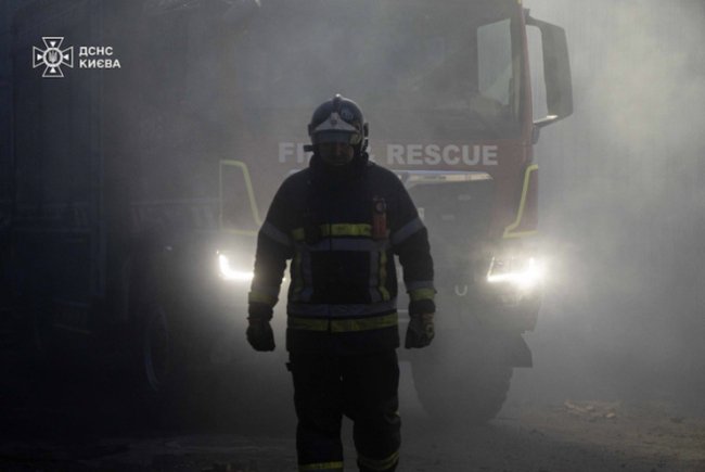 У Києві понад добу триває ліквідація наслідків атаки росії: рятувальники показали фото