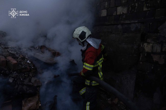У Києві понад добу триває ліквідація наслідків атаки росії: рятувальники показали фото