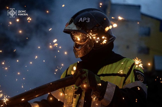 У Києві понад добу триває ліквідація наслідків атаки росії: рятувальники показали фото