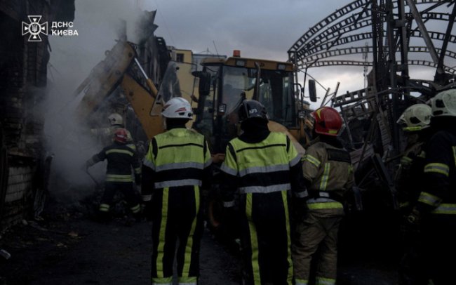 У Києві понад добу триває ліквідація наслідків атаки росії: рятувальники показали фото
