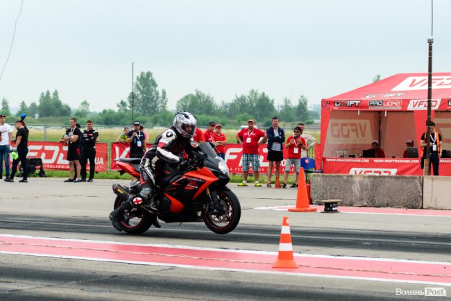 ФОТОРЕПОРТАЖ із наймасштабніших змагань із дрег-рейсингу у Луцьку
