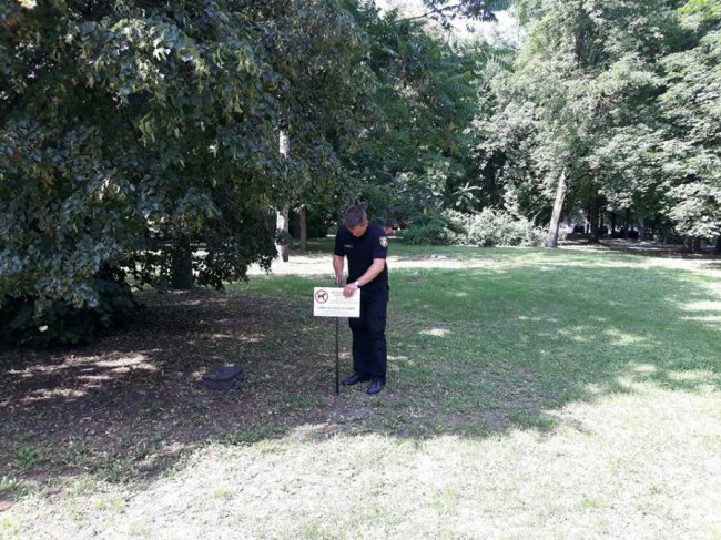 У Луцьку встановили нові таблички про заборону вигулу собак