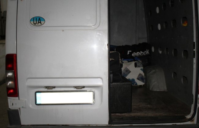 У волинському пункті пропуску затримали автомобіль з контрабандними сигаретами