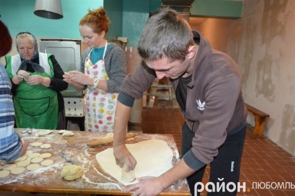 Любомль: військовим зліпили 15 відер вареників