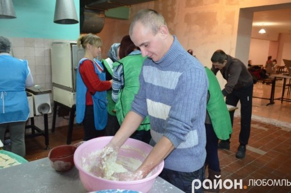 Любомль: військовим зліпили 15 відер вареників