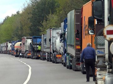В «Устилузі» на Волині – десятикілометрова черга авто. ВІДЕО