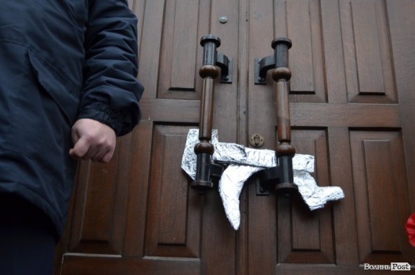 У Луцьку під прокуратуру принесли лампадки, серп і молот. ФОТО