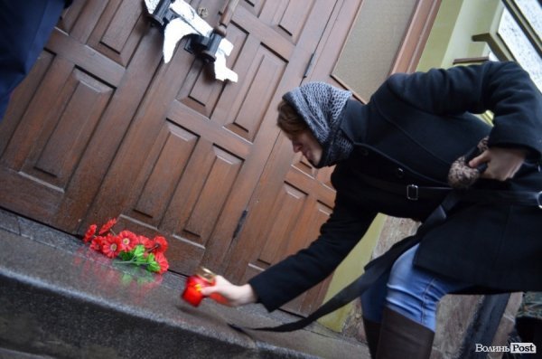 У Луцьку під прокуратуру принесли лампадки, серп і молот. ФОТО