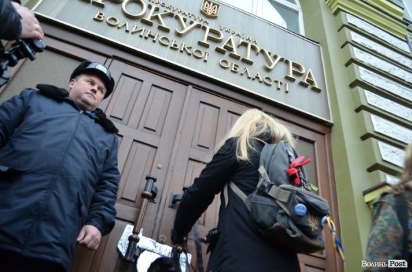 У Луцьку під прокуратуру принесли лампадки, серп і молот. ФОТО