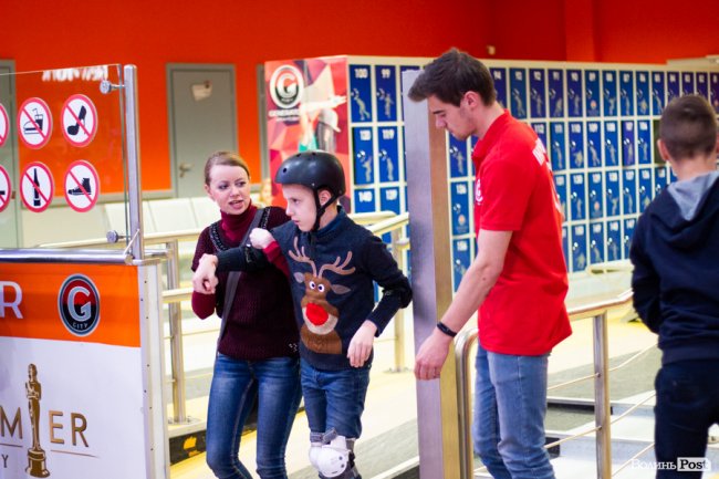 У Луцьку особливі діти з посадовцями вчилися кататися на роликах. ФОТО