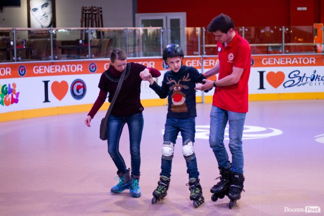 У Луцьку особливі діти з посадовцями вчилися кататися на роликах. ФОТО