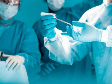 Волинські лікарі видалили жінці «мігруючий» камінь. ФОТО