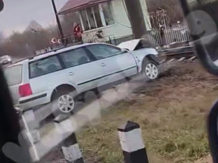 Аварія на залізничному переїзді: у Луцькому районі авто врізалось в стовп. ВІДЕО