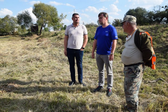 Поблизу Луцька розчищають територію навколо колишнього озера. ФОТО