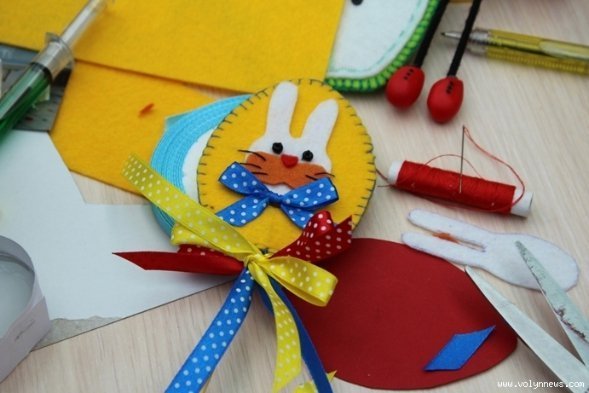 Як у Луцьку вчили робити великодні яйця з фетру. ФОТО