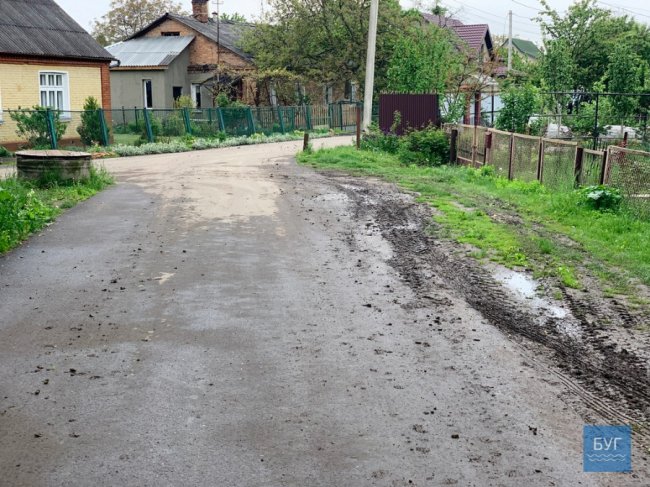 Нововолинці скаржаться на будтехніку, яка руйнує покриття на сусідній з будівництвом вулиці. ФОТО