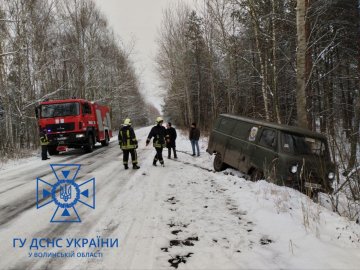 Слизька дорога: автівка Укрпошти злетіла у кювет. ФОТО