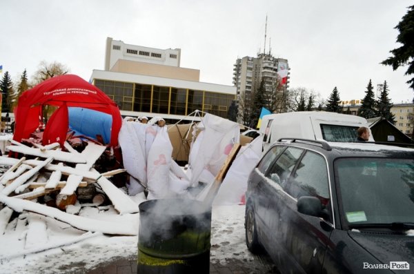 Зима прийшла: луцький Євромайдан мало не знесло вітром. ФОТО