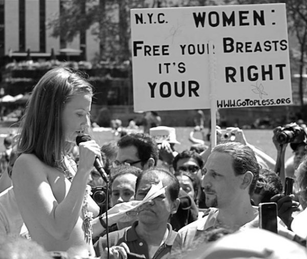 Національний топлес-день в США. ФОТО