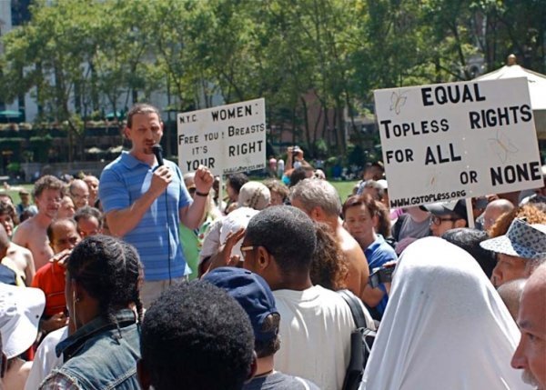 Національний топлес-день в США. ФОТО