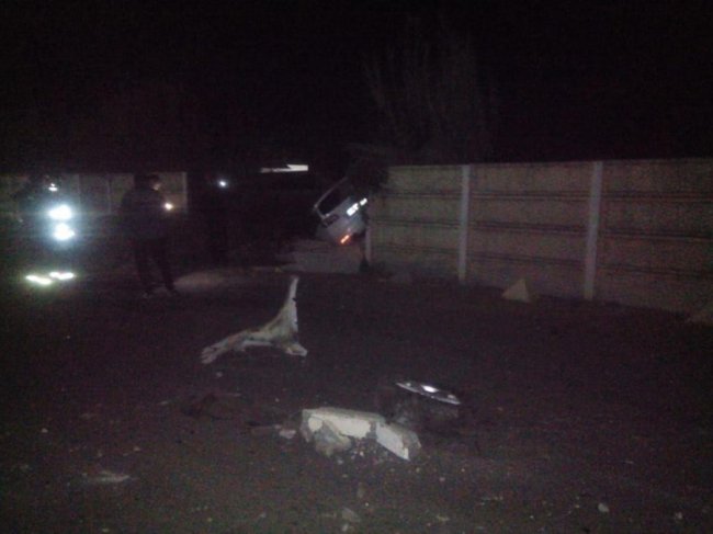 Водія затисло в машині: на Рівненщині автомобіль протаранив бетонний паркан. ФОТО