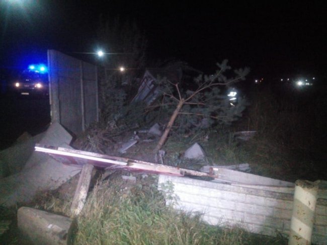 Водія затисло в машині: на Рівненщині автомобіль протаранив бетонний паркан. ФОТО