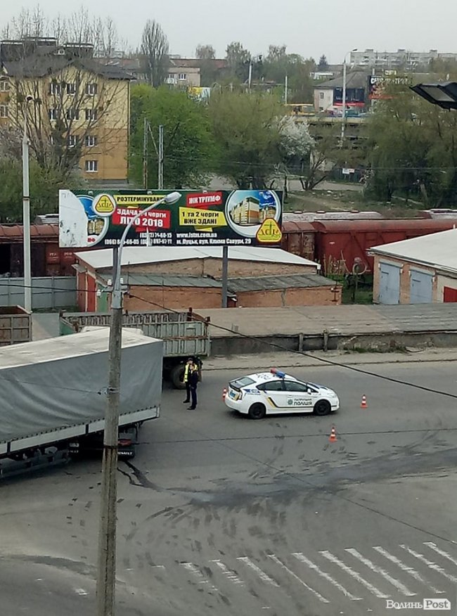 Ранкова аварія у Луцьку: вантажівка зіткнулась з легковиком