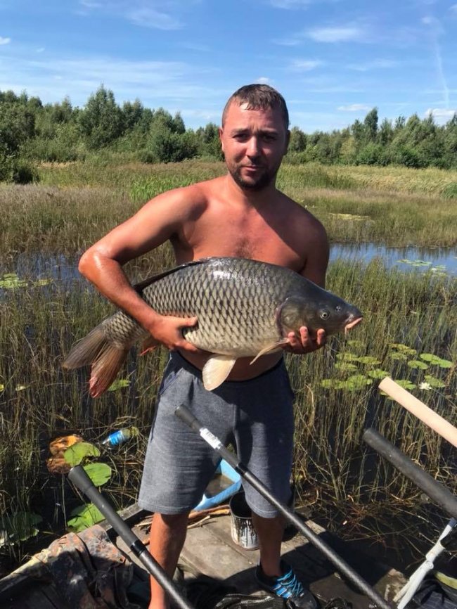 Рибні рекорди: волинянин впіймав гігантського білого амура. ФОТО