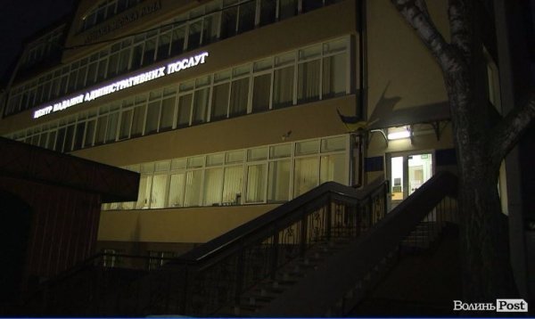 7-ма ранку. Біля ЦНАПу ще нікого немає