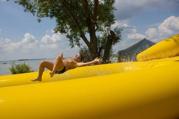 Політ. Племінник Саша катається на водній гірці. 02 липня 2013 р. на озері Світязь, урочище Гряда. Автор Костянтин Семицький