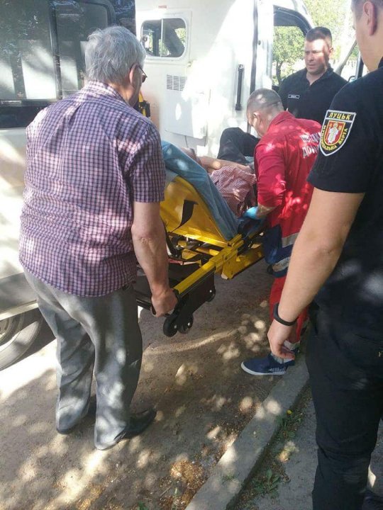 Був непритомним: у Луцьку виявили п'янючого чоловіка, який лежав на тротуарі. ФОТО