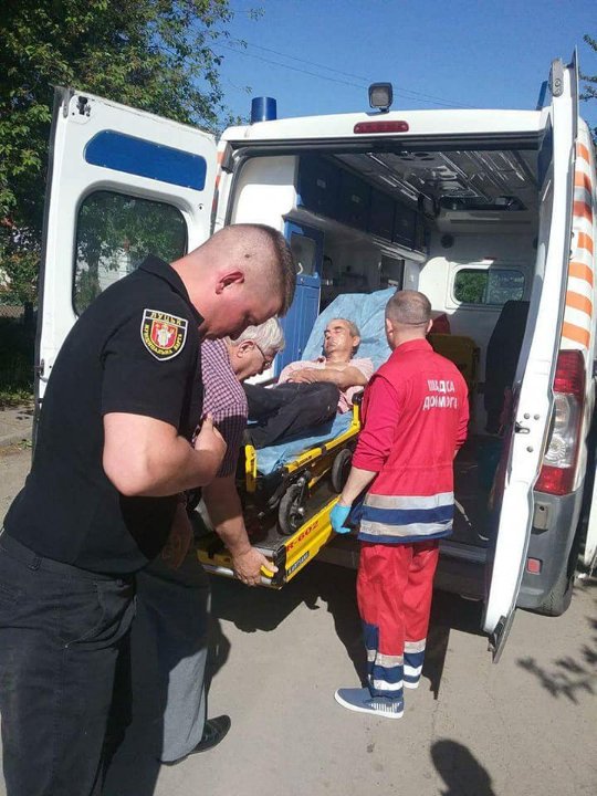 Був непритомним: у Луцьку виявили п'янючого чоловіка, який лежав на тротуарі. ФОТО